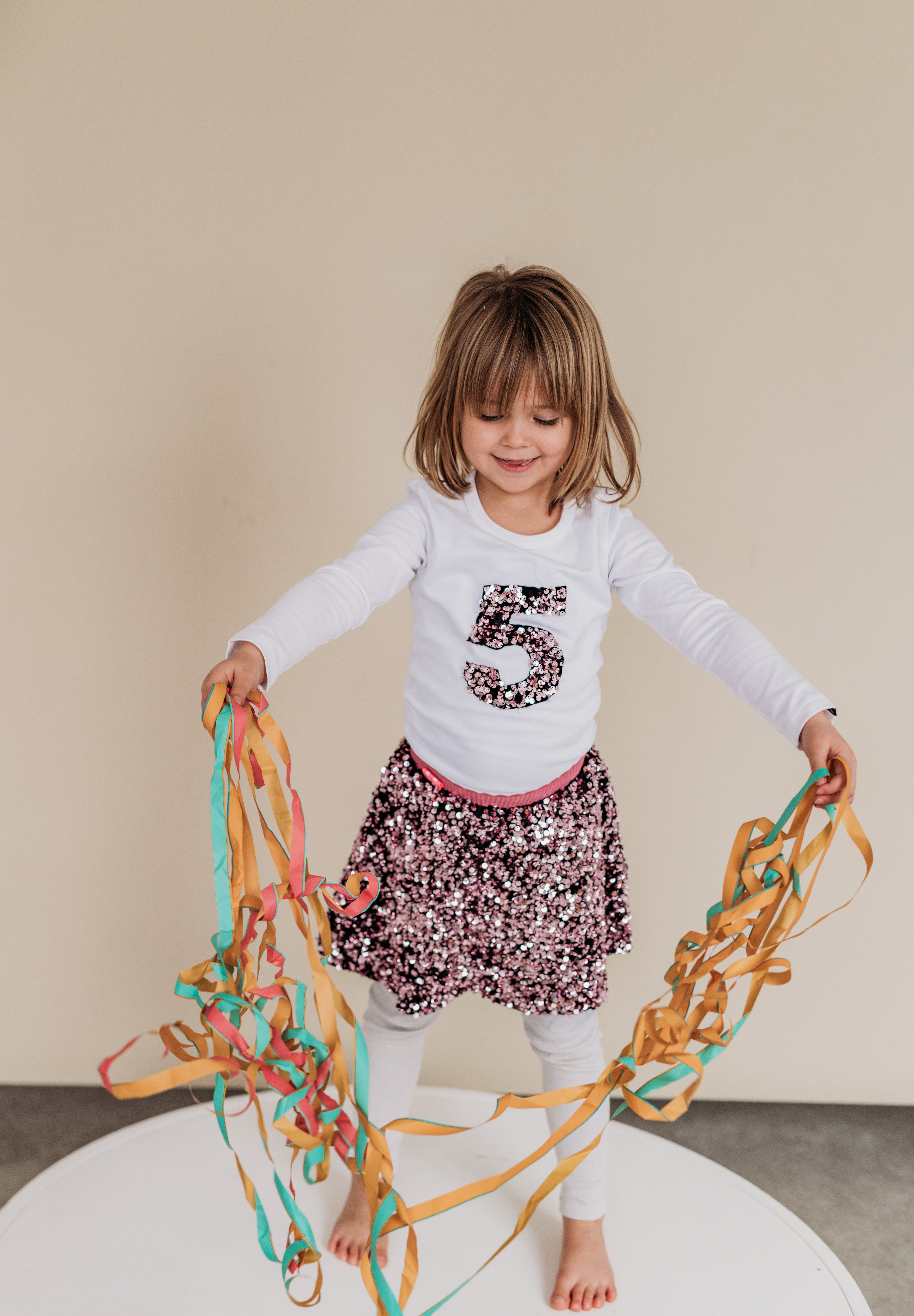 Handgemachte Kindermode Loni x re:kynd Birthday Bash Kollektion